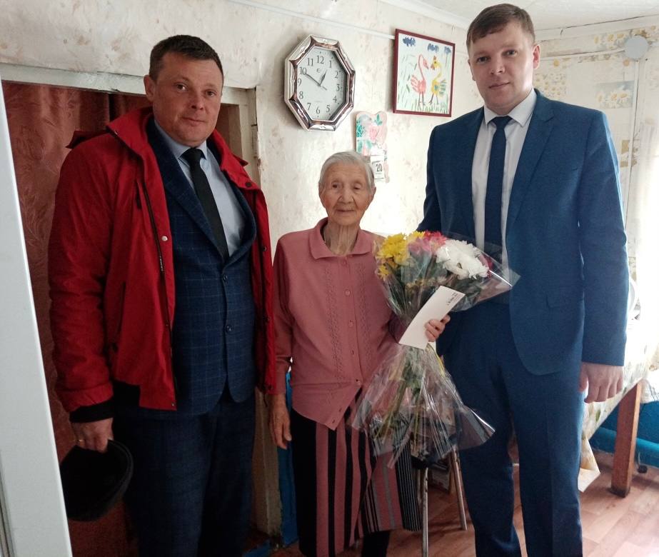 Временно исполняющий полномочия главы района Андрей Кушнарёв навестил труженицу тыла Александру Яковлевну Данилину 