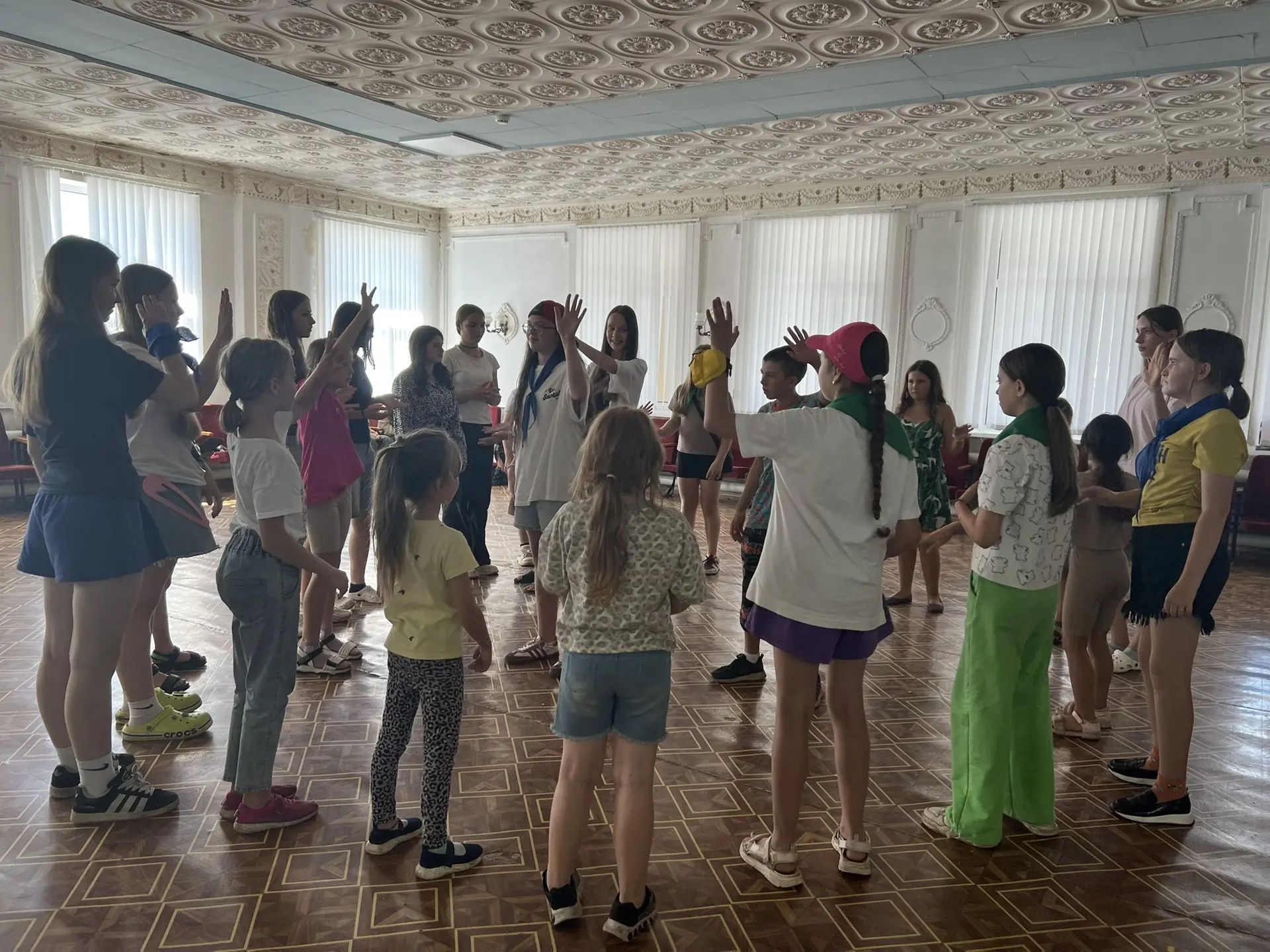 Культорганизатор Карина Березина провела развлекательно-игровую программу «Семицветик дружбы» для детей 3-й смены