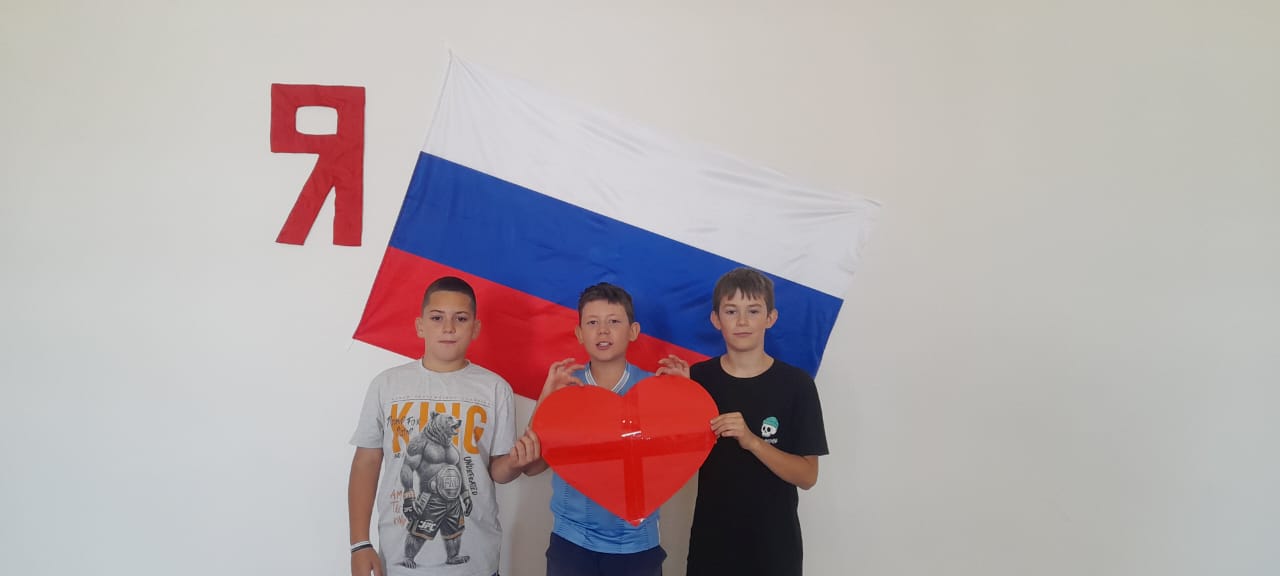 Сухокарабулакском СДК принял участие в акции "Российский флаг в моем сердце"
