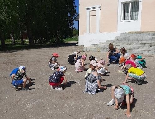 «Живет на всей планете народ веселый - дети» Конкурс детского рисунка на асфальте