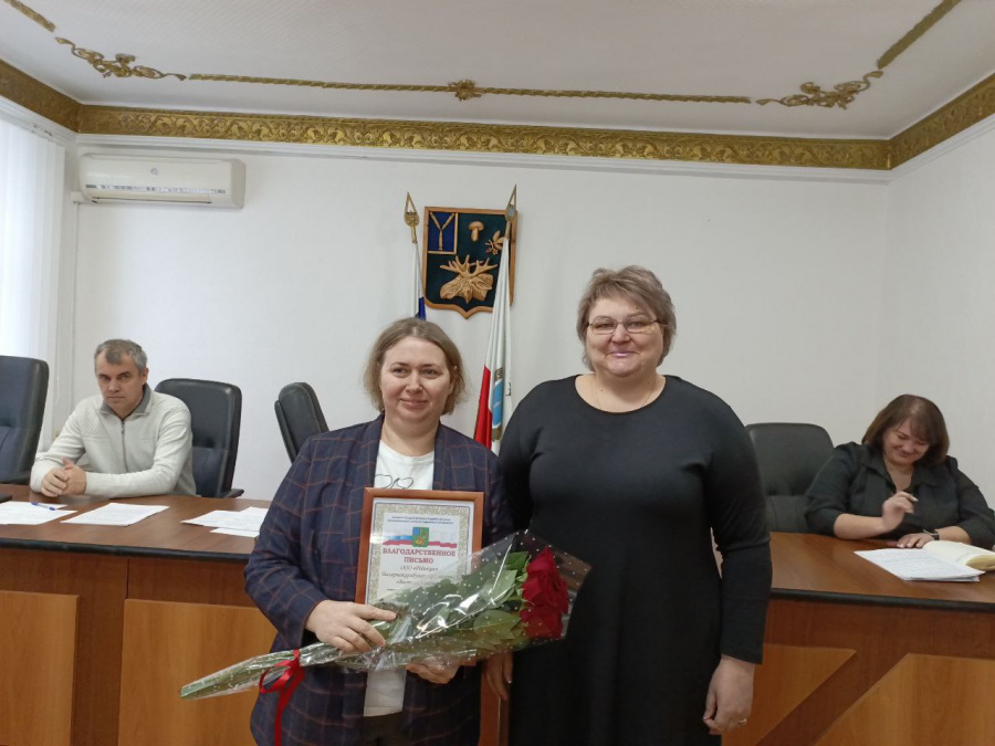 Глава района Н.В. Трошина поздравила с профессиональным праздником - Днём печати - и вручила Благодарственное письмо коллективу газеты "Вестник района" в лице генерального директора - главного редактора А.В. Бочкарёвой