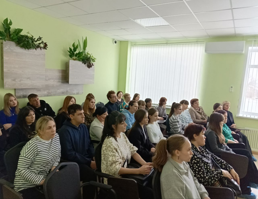 В рамках профориентационной работы медицинской направленности состоялась встреча учащихся 10 и 11 классов школ района, их родителей и представителей образовательных учреждений с главным врачом райбольницы А. В. Анисимовым