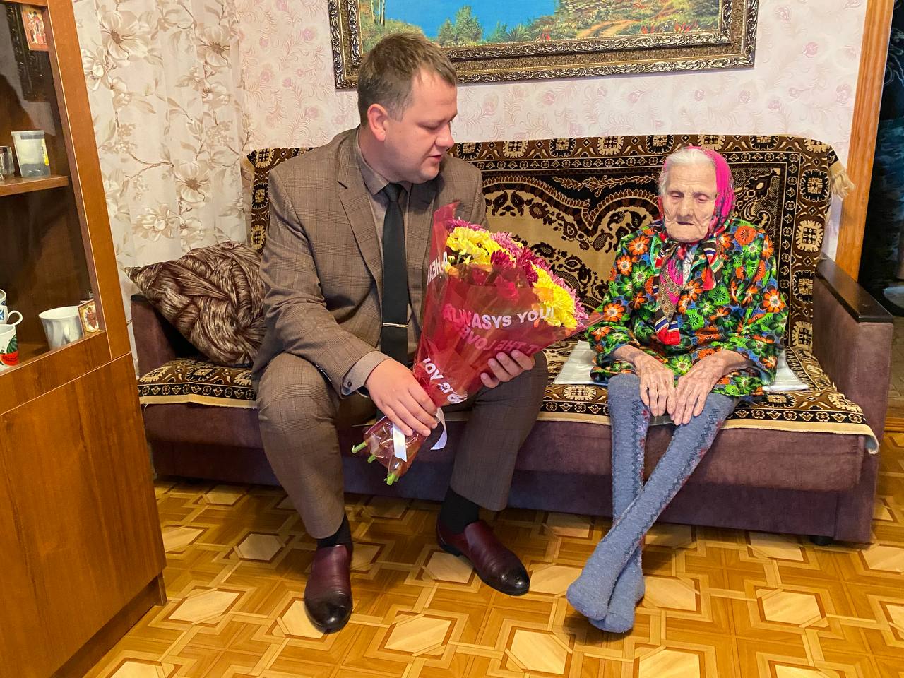 Глава района А. Д. Курочкин начал рабочий день с поездки в село Берёзовка, где живёт труженица тыла Клавдия Максимовна Кузина