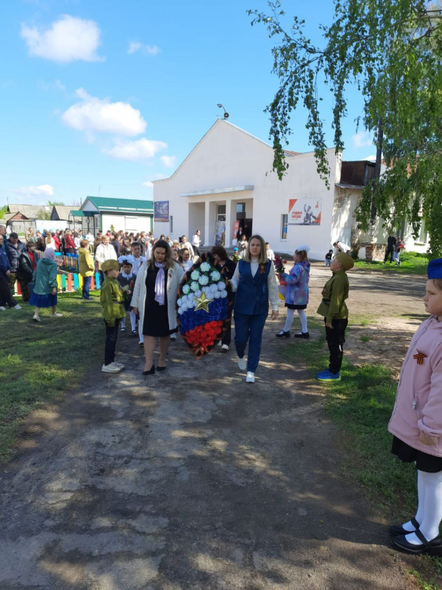Коллектив администрации Максимовского МО в День Победы возложил цветы к мемориалам и памятникам