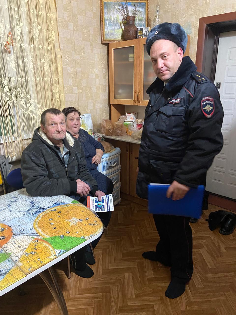 Полицейские проводят беседы с пожилыми людьми по профилактике мошенничества