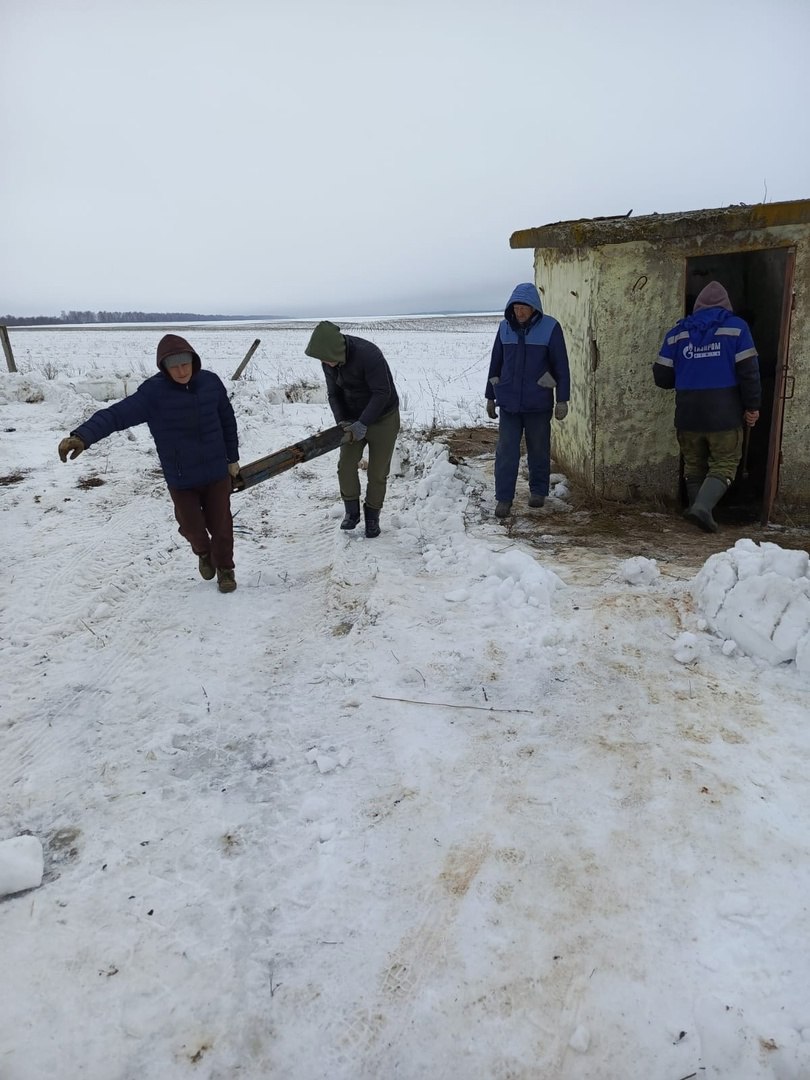 В с. Шняево произвели замену глубинного насоса на водокачке силами инициативных и неравнодушных жителей, администрации села муниципального образования, для обеспечения бесперебойного водоснабжения