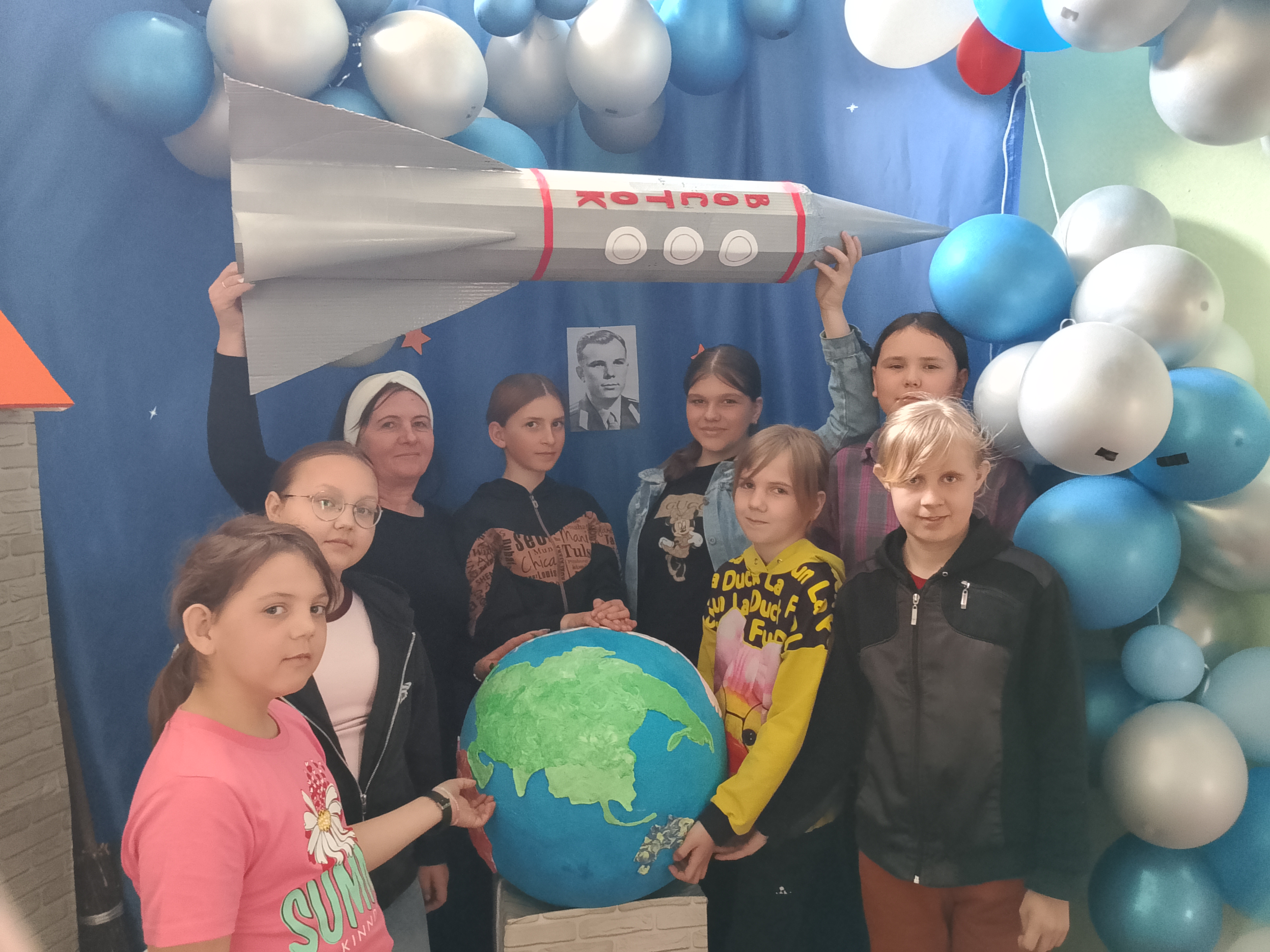 9.04.2026г на базе Большечечуйского СДК в преддверии Дня Космонавтики руководитель кружка Столярова Юлия перевела МК "Восток 1"