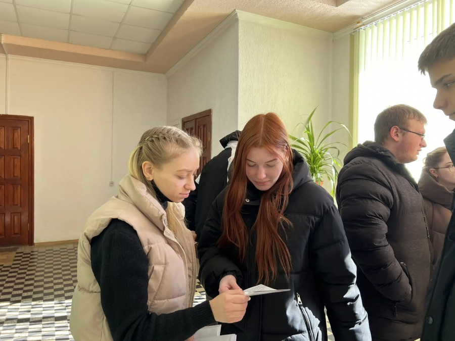 Культорганизатор РДК Карина Березина провела акцию «Молодёжь против террора» с раздачей буклетов с информацией о правилах поведения в случае возникновения террористической угрозы, а также о мерах предосторожности, которые необходимо соблюдать во время пре