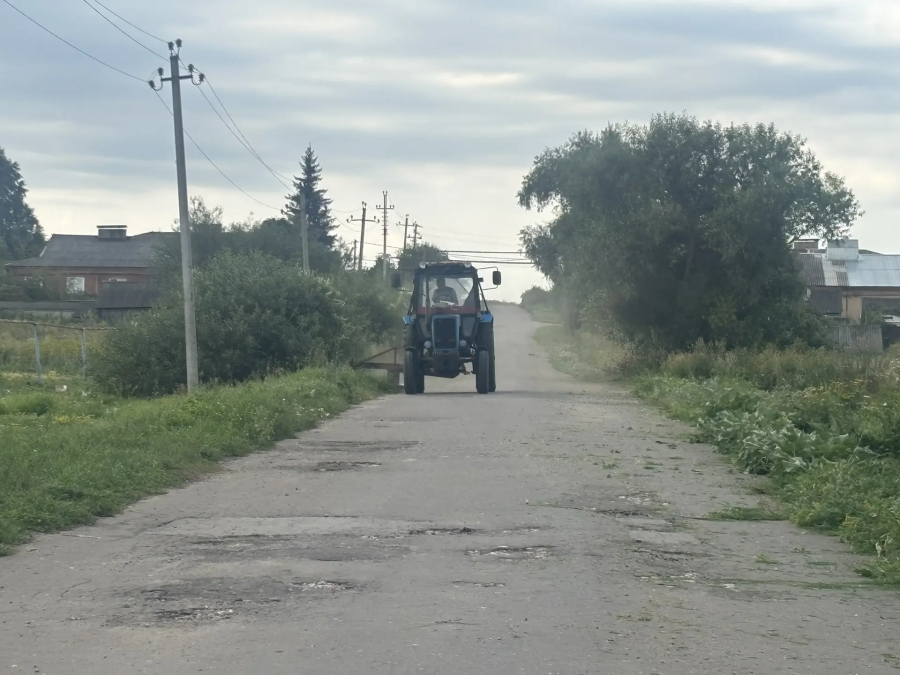 Администрация Старобурасского МО организовала обкос обочин дорог местного значения