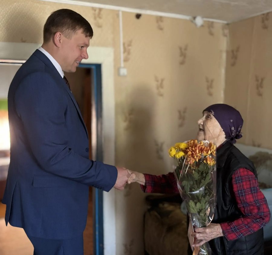 Глава района Андрей Кушнарёв в с. Казанла навестил труженицу тыла Анну Сергеевну Андрееву 