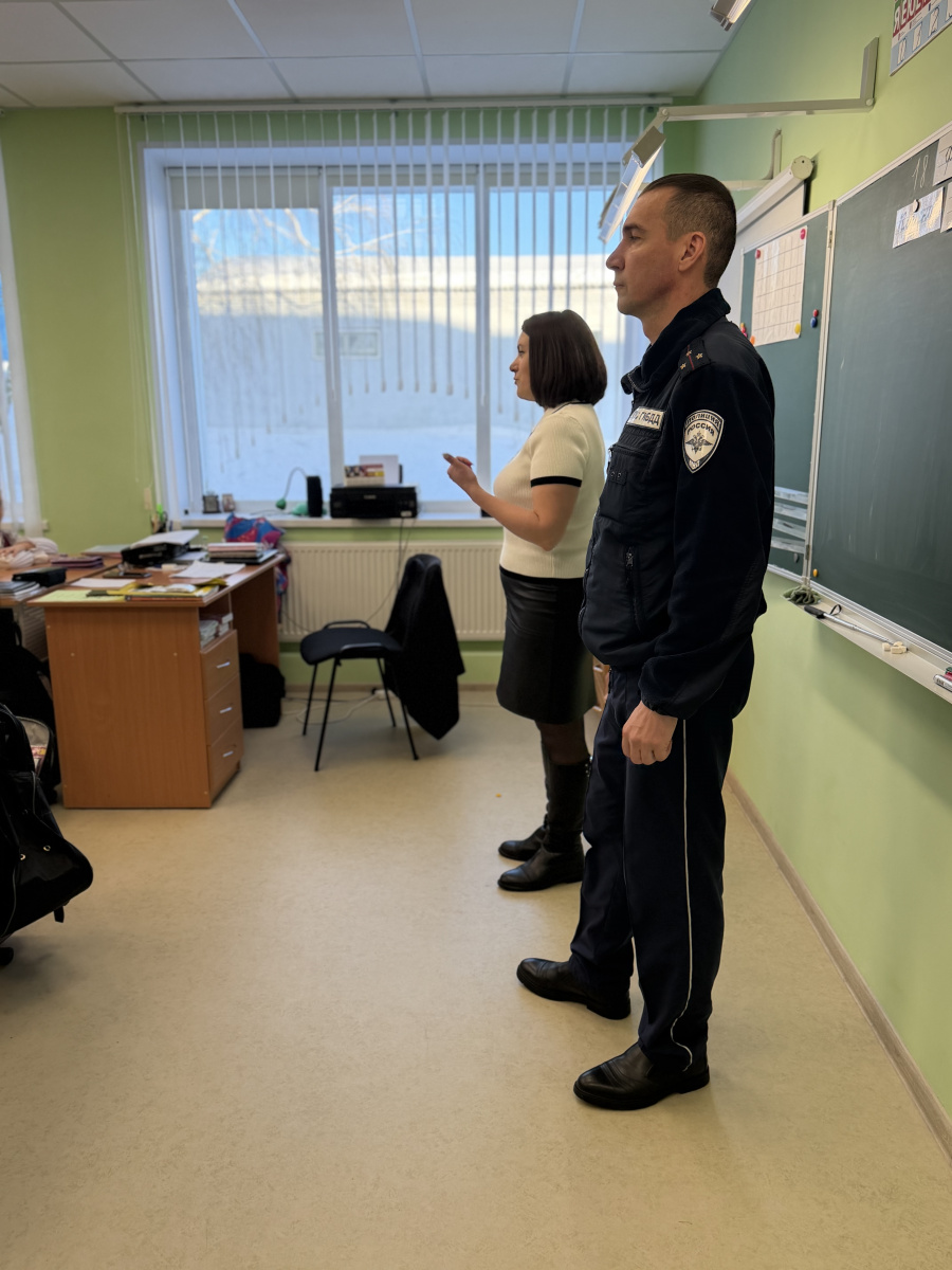 В Базарно-Карабулакском районе сотрудники Госавтоинспекции провели профилактическую беседу со школьниками о необходимости соблюдения Правил дорожного движения