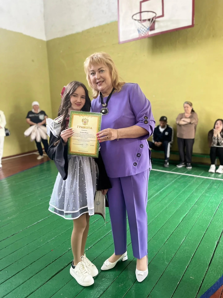 Начальник управления культуры Елена Карандина побывала на последнем звонке в школе с. Репьевка