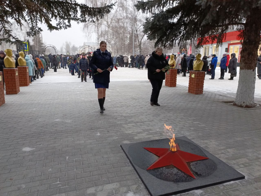 Сегодня десятки карабулакцев, в числе которых были депутаты различного уровня, представители общественных объединений, молодежных организаций, трудовых коллективов райцентра приняли участие в митинге, посвященном Дню памяти о россиянах, исполнявших свой д Сегодня десятки карабулакцев, в числе которых были депутаты различного уровня, представители общественных объединений, молодежных организаций, трудовых коллективов райцентра приняли участие в митинге, посвященном Дню памяти о россиянах, исполнявших свой д
