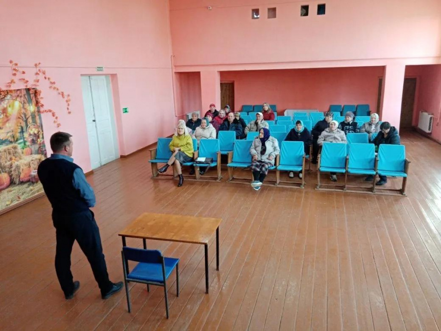 Вчера глава администрации Большечечуйского муниципального образования Дмитрий Горшков провёл собрание жителей села Ханеневка 1-я Вчера глава администрации Большечечуйского муниципального образования Дмитрий Горшков провёл собрание жителей села Ханеневка 1-я