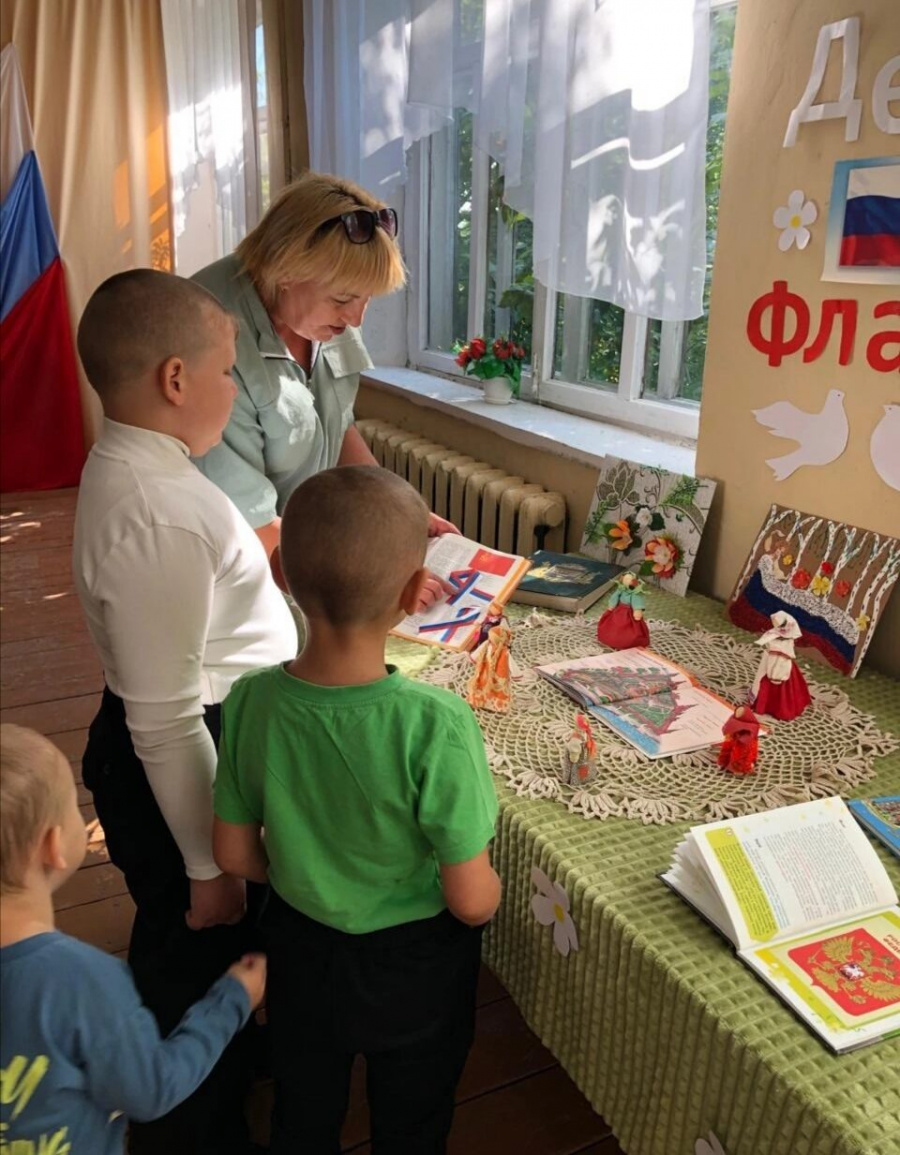 «Флаг России»                                                                                              Познавательная беседа