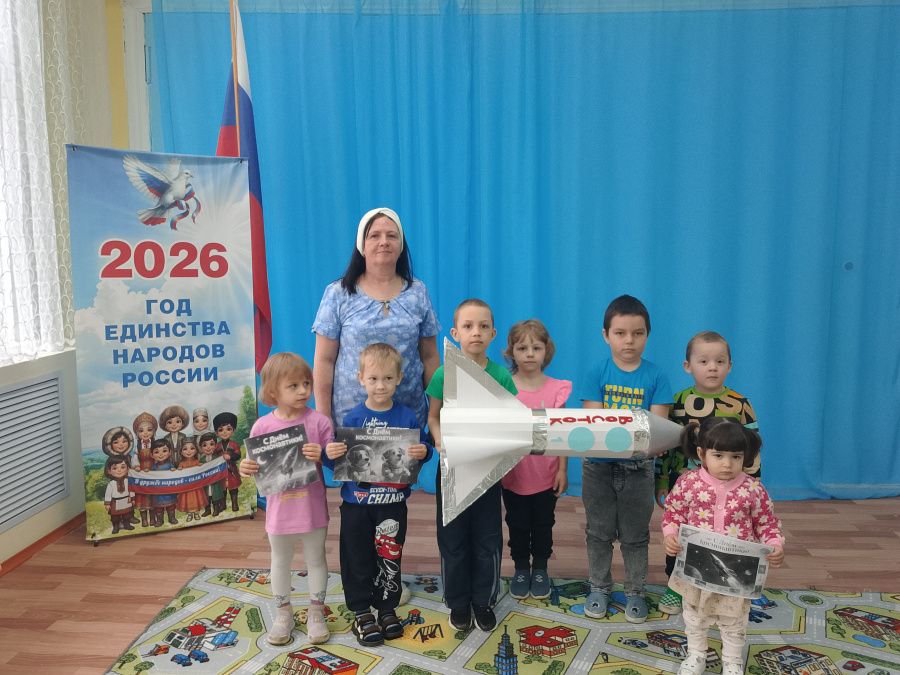 7.04.2026г в преддверии Дня Космонавтики руководитель кружков Большечечуйского СДК Столярова Юлия посетила детский сад "Родничок" с. Большая Чечуйка с МК "Ракета"