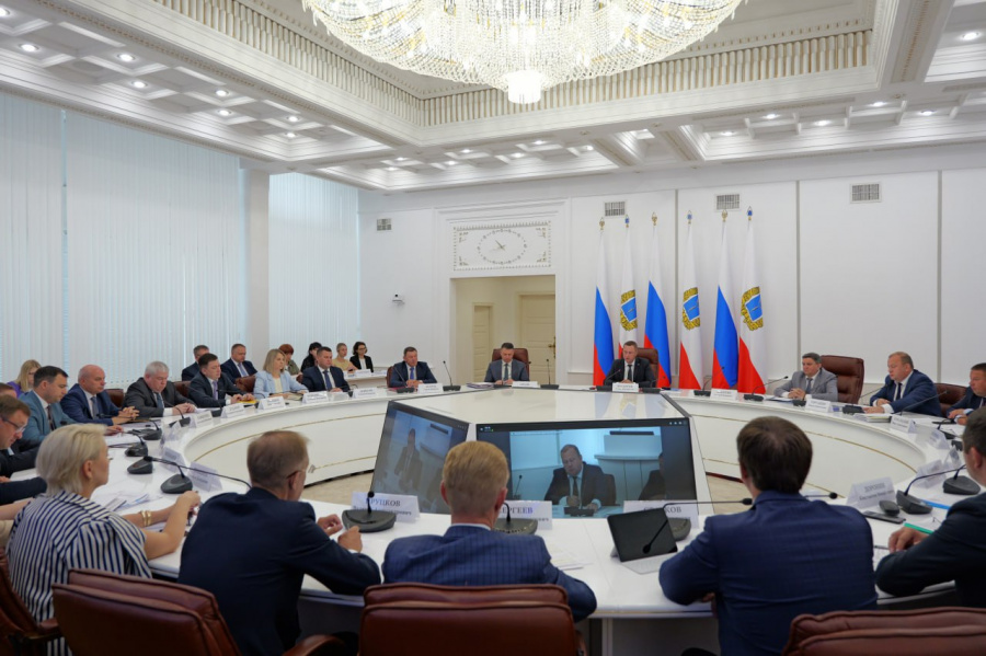 Губернатор Роман Бусаргин провел постоянно действующее совещание с зампредами и министрами Правительства области, а также главами районов Губернатор Роман Бусаргин провел постоянно действующее совещание с зампредами и министрами Правительства области, а также главами районов