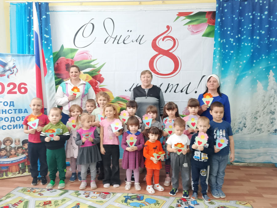 3.03.2026г в преддверии   Международного женского дня  сотрудники Большечечуйского СДК посетили детский сад с. Большая Чечуйка с МК "Подарок для  мамочки"