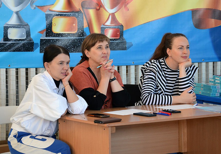В День многодетной семьи, который в Саратовской области отмечается 4-й год, а в Российской Федерации – впервые, на базе ФОК «Лидер» прошёл спортивный праздник «Всей семьёй на старт!»