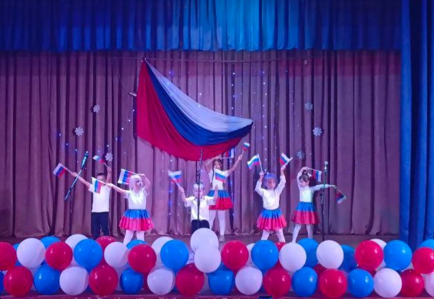                     «Гордо реет флаг- российский»