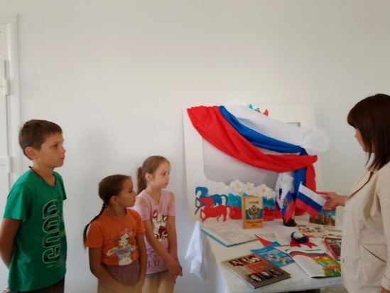 "Российский флаг — Отечество и братство"                                                                                     Патриотическое час