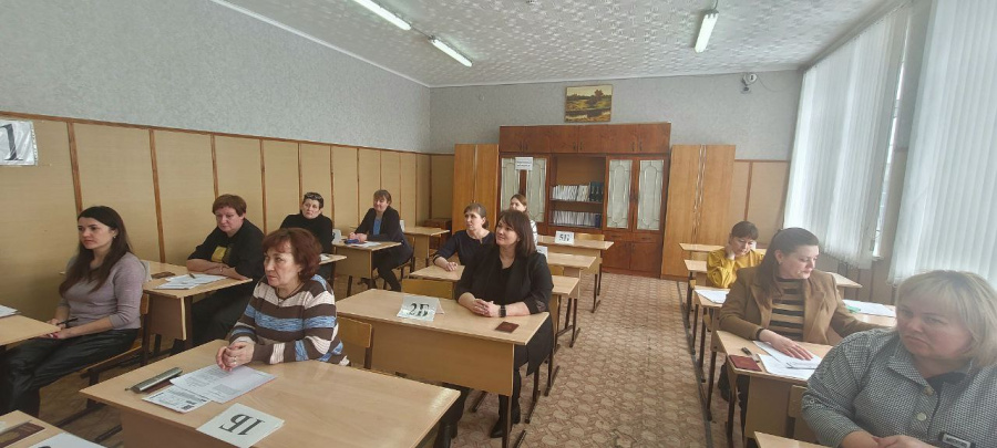 Сегодня в Базарно-Карабулакском  районе  в СОШ № 1 родители выпускников 2024 года сдали ЕГЭ по истории