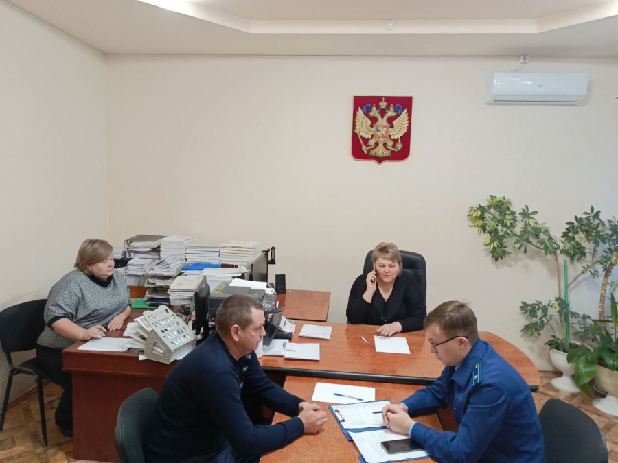 Глава района Н.В. Трошина провела приём граждан в рамках областных приёмов участников СВО и членов их семей, ежемесячно проходящих по поручению губернатора Романа Бусаргина, вместе с прокурором района М А. Бутенко и зам.военного комиссара Д.А.Холодяковым Глава района Н.В. Трошина провела приём граждан в рамках областных приёмов участников СВО и членов их семей, ежемесячно проходящих по поручению губернатора Романа Бусаргина, вместе с прокурором района М А. Бутенко и зам.военного комиссара Д.А.Холодяковым