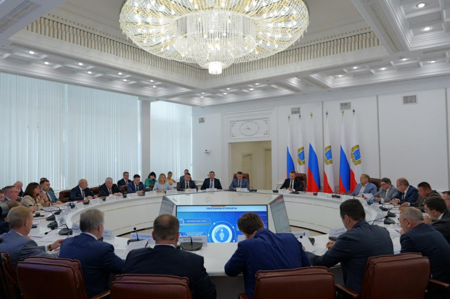 Губернатор Роман Бусаргин провел постоянно действующее совещание с зампредами и министрами Правительства области, а также главами районов