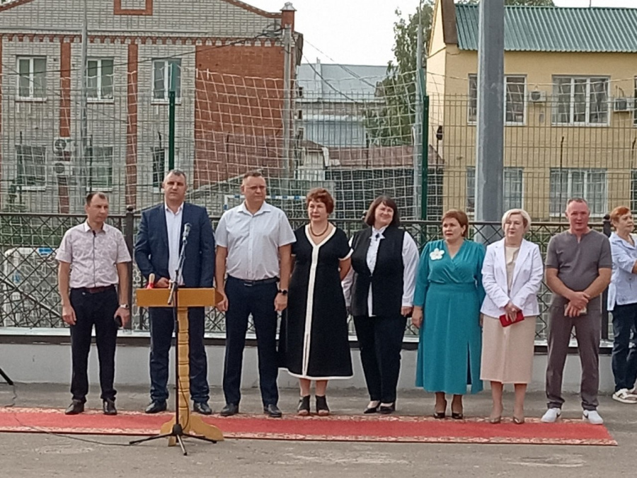 Первый заместитель главы администрации района Ю. В. Евдокимова поздравила школьников СОШ №1 Базарного Карабулака с началом учебного года.