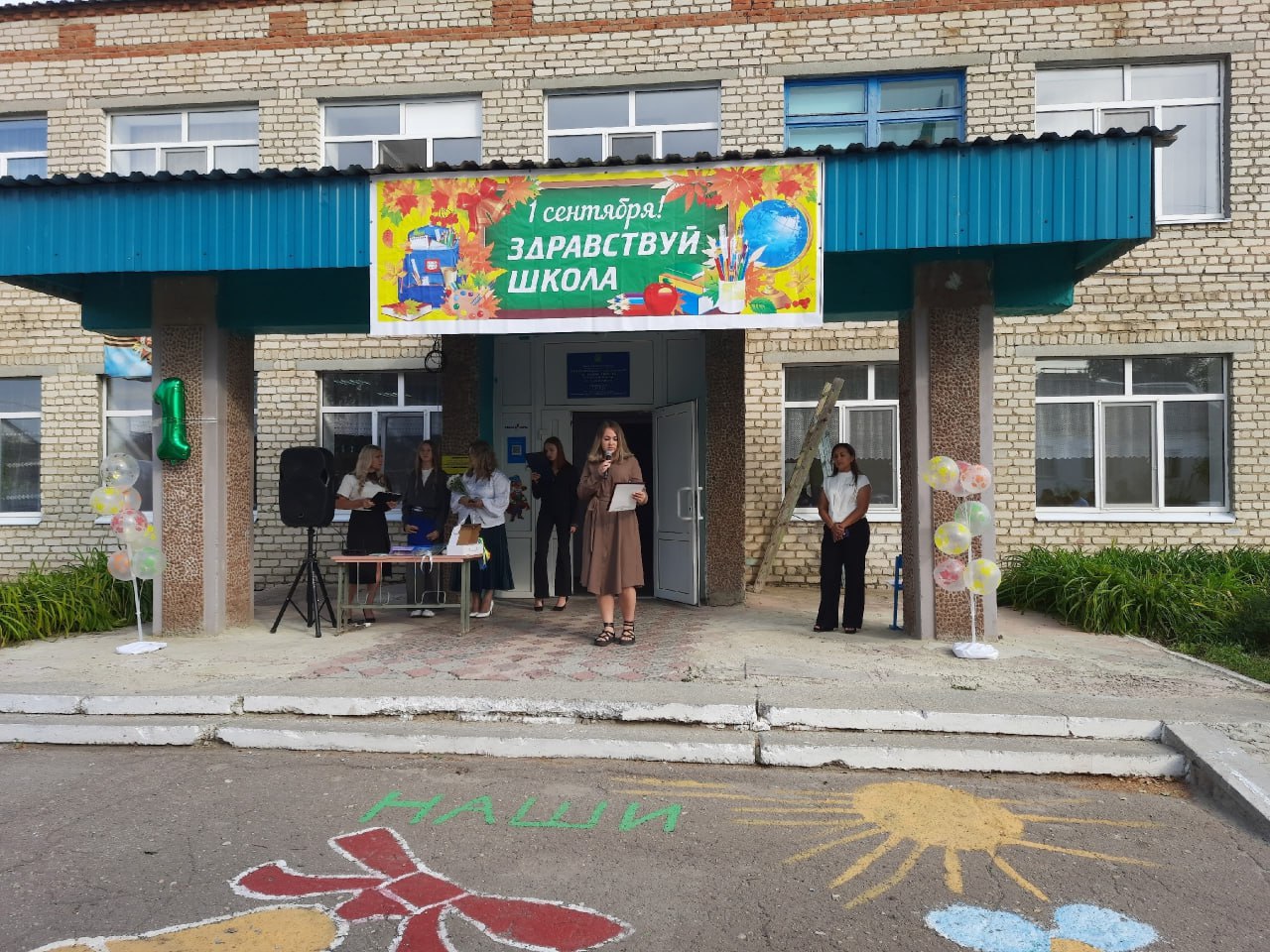 Заместитель главы администрации Максимовского муниципального образования Н. А. Лопатникова посетила праздничную линейку, посвящённую Дню знаний, в селе Сухой Карабулак