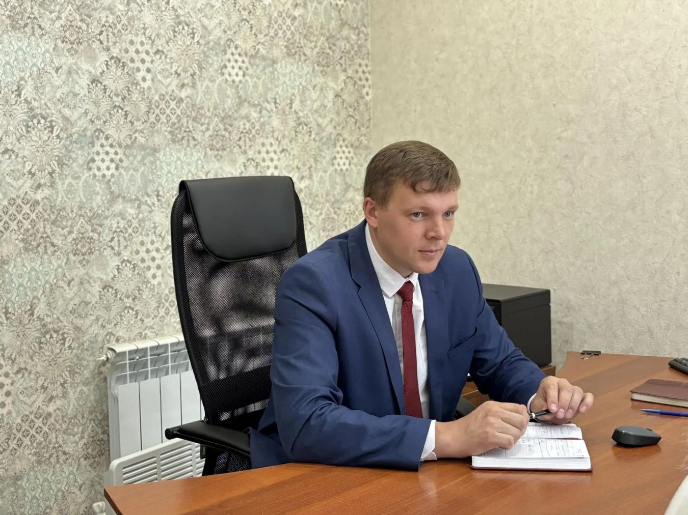 Глава района Андрей Кушнарёв продолжает работу с обращениями граждан