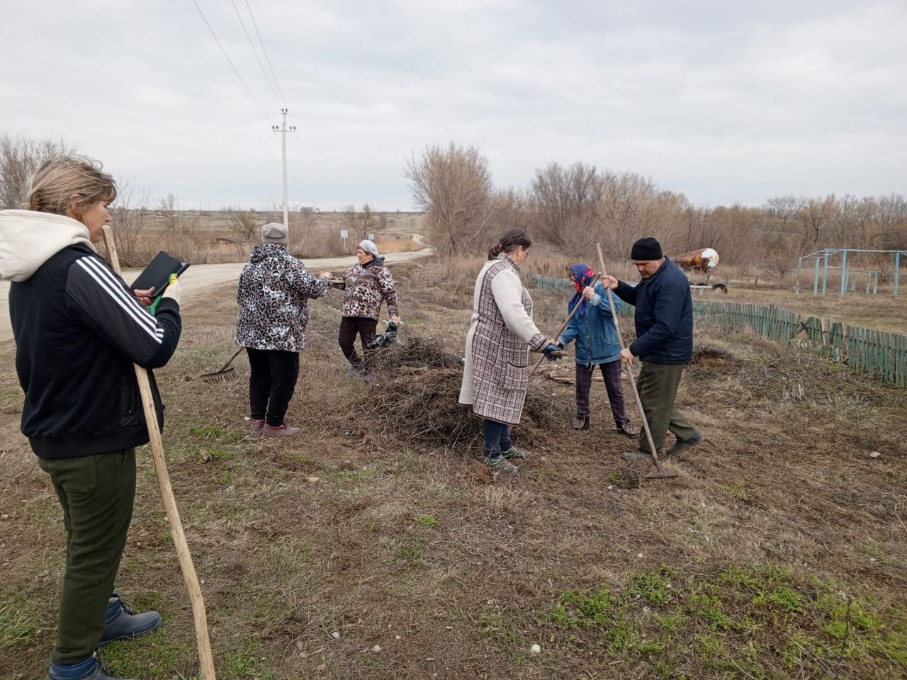 Муниципальные служащие Максимовского МО вышли на субботник
