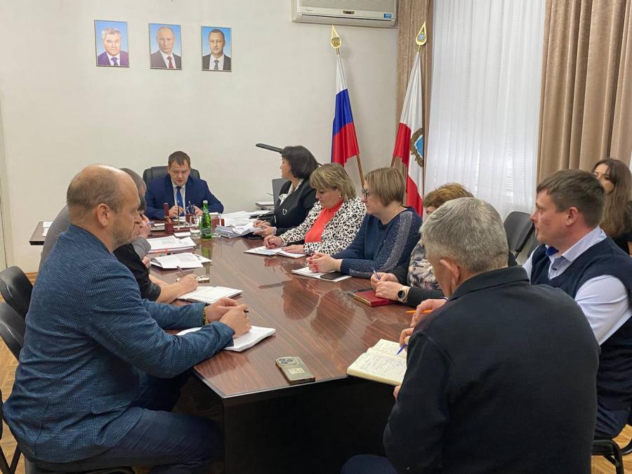 Глава района Артём Курочкин провёл очередное еженедельное совещание с главами администраций муниципальных образований