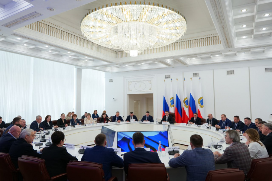В ходе серии встреч с депутатами всех фракций областной думы перед ежегодным отчетом о работе Правительства Саратовской области глава региона Роман Бусаргин пообщался с парламентариями от партии «Единая Россия»