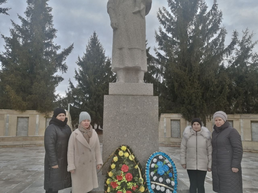 В Старобурасском МО состоялось возложение цветов и венков к мемориалу «Родина -Мать», и памятнику «Неизвестного солдата» в честь Дня Героев Отечества В Старобурасском МО состоялось возложение цветов и венков к мемориалу «Родина -Мать», и памятнику «Неизвестного солдата» в честь Дня Героев Отечества
