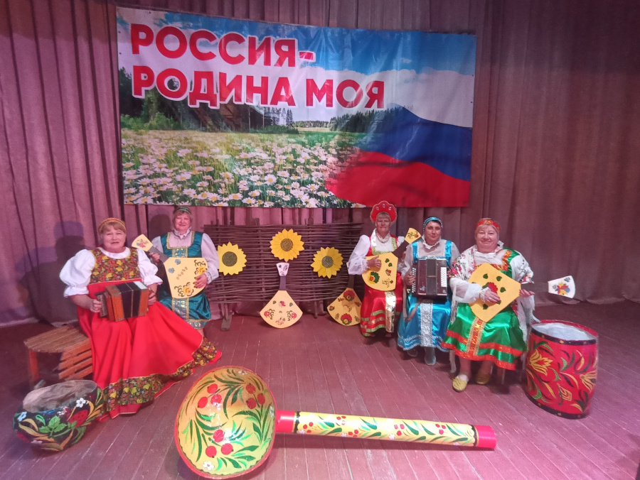 Работники дома культуры для участниц патриотической группы «Россияночка» подготовила фольклорные посиделки «Как бывало в старину»
