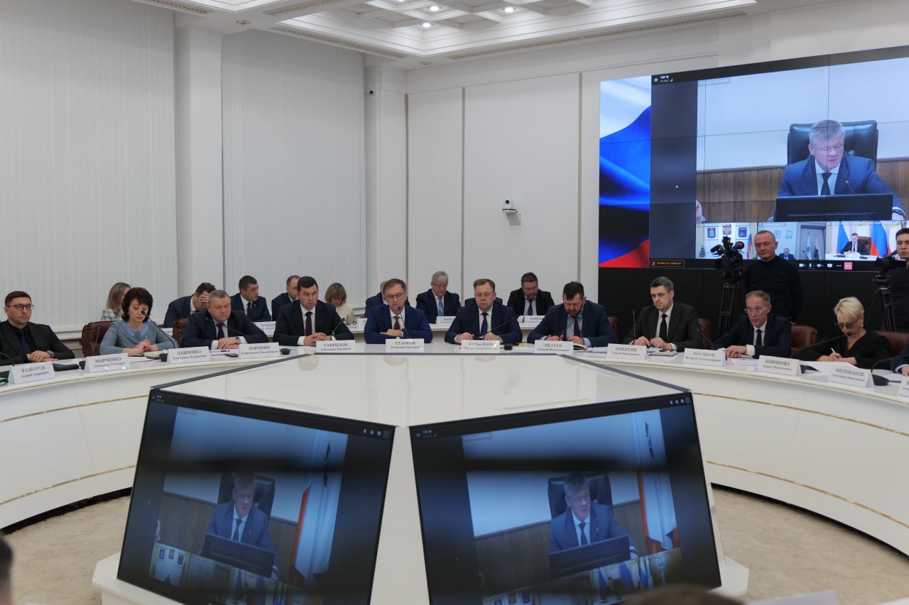 Губернатор Роман Бусаргин провел постоянно действующее совещание с участием зампредов и министров Правительства области, а также глав районов