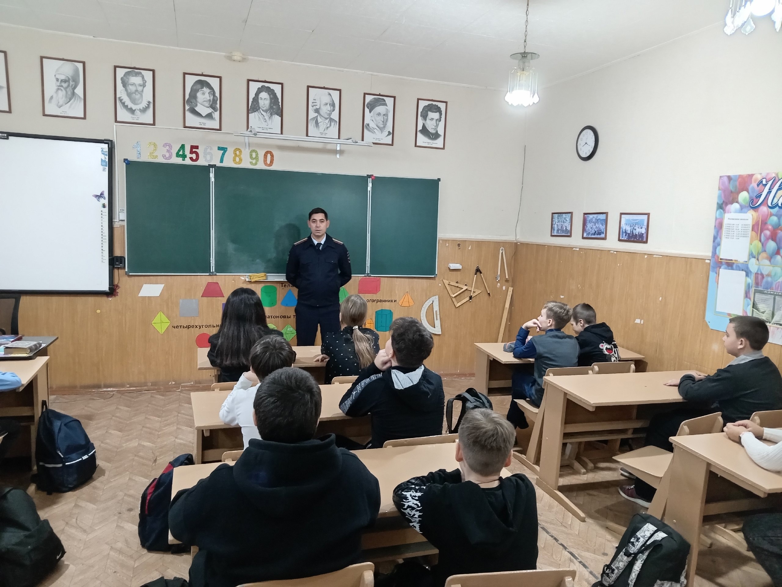 В Базарном Карабулаке в рамках операции  «Чистое поколение-2024» полицейские проводят антинаркотические беседы со школьниками