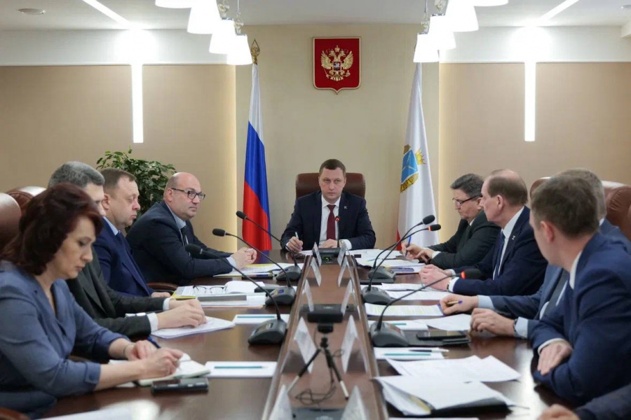Губернатор Роман Бусаргин провел рабочее совещание по благоустройству территорий вдоль региональных дорог в Саратове