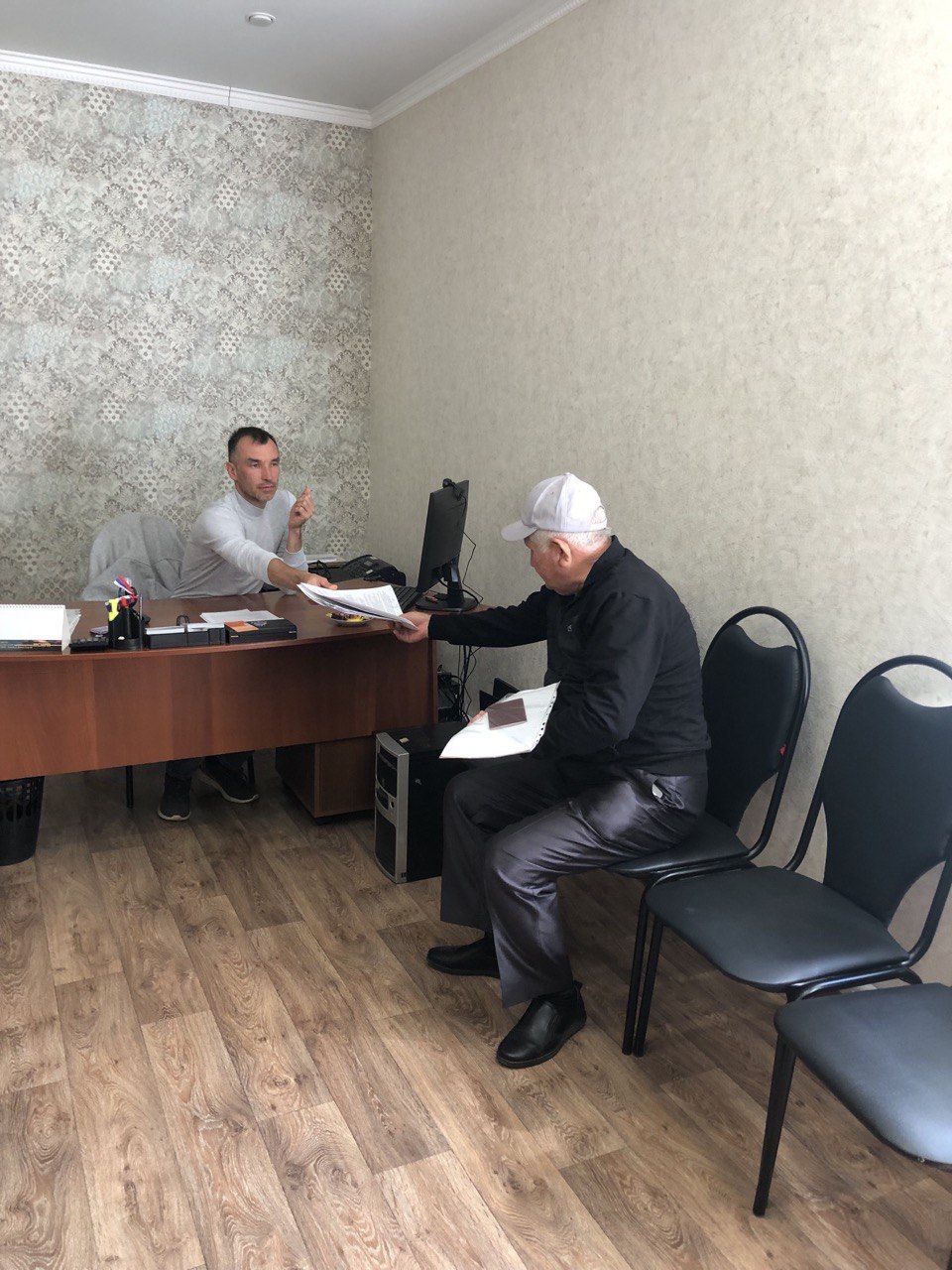 Глава администрации Яковлевского муниципального образования Р. Г.  Тугушев провел разъяснительную работу с налогоплательщиком о порядке и сроках уплаты налогов