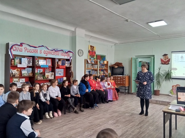 «Сохраним культуру и традиции народов России»                                              Театрализованная программа