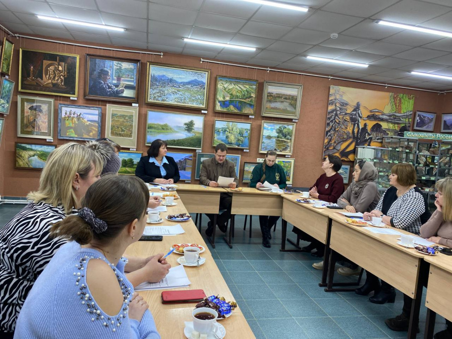 Сегодня глава района Артём Курочкин принял участие во встрече руководителя комитета семей воинов Отечества Саратовской области Елены Гамидовой с семьями участников специальной военной операции нашего района