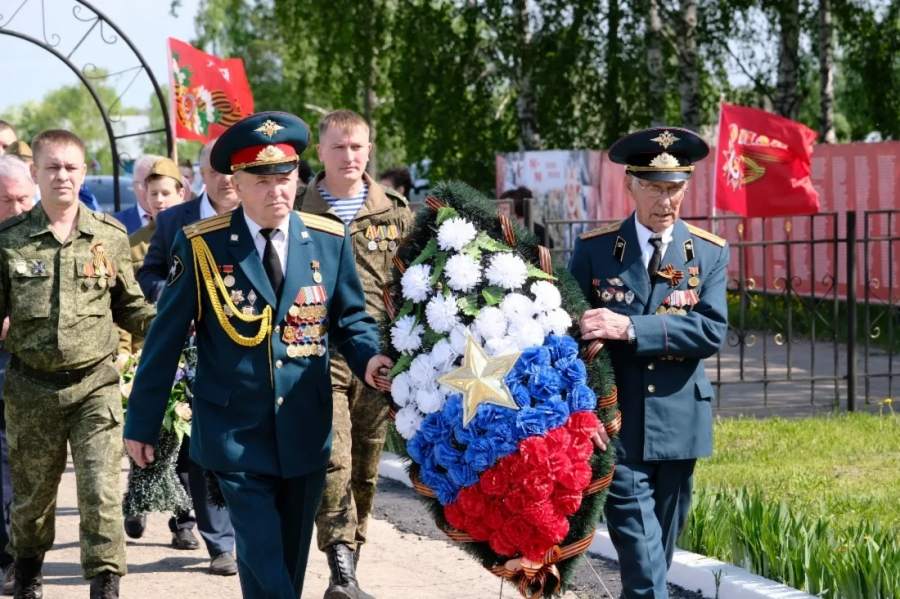 Врио главы администрации Алексеевского муниципального образования Андрей Попов принял участие в церемонии возложения цветов к Вечному Огню в с.Ивановка
