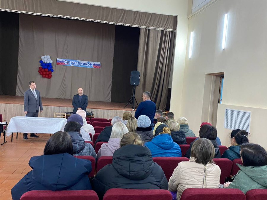 Глава района Артём Курочкин продолжает встречи с жителями сёл нашего района. Сегодня посетил Хватовку