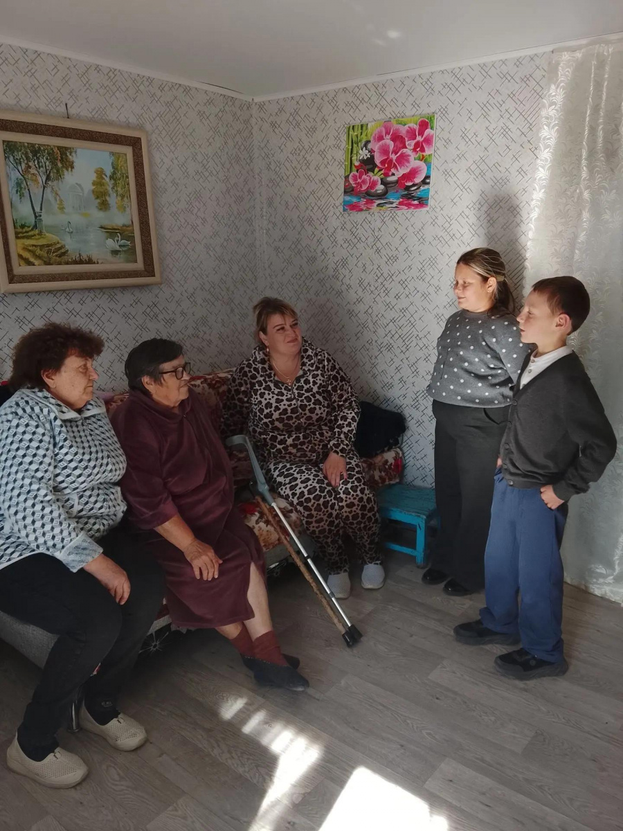 Заместитель главы администрации Старожуковского муниципального образования Светлана Осипова навестила представителей старшего поколения села Стригай