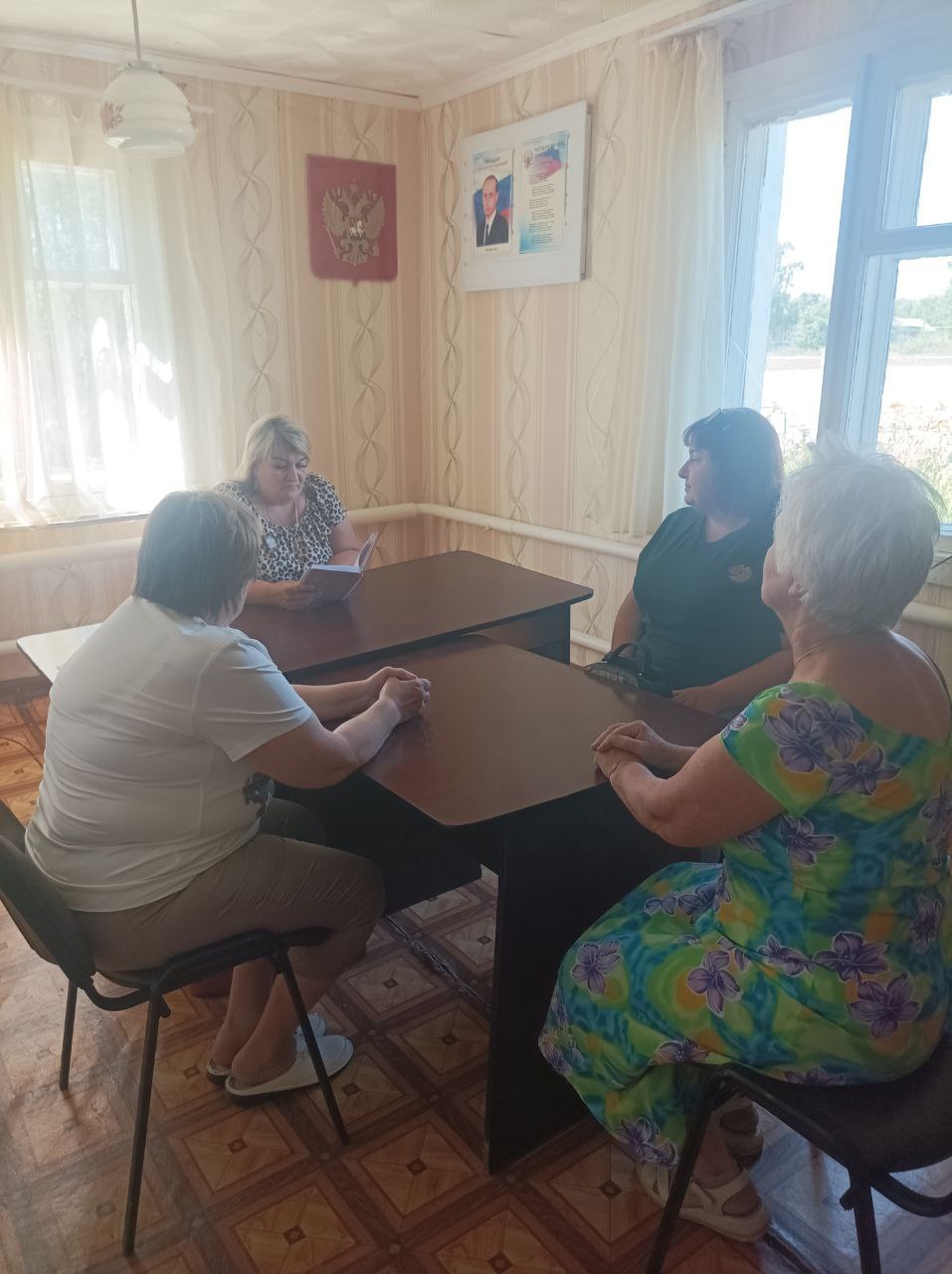 Специалист администрации Старожуковского муниципального образования С.Г. Осипова в с. Стригай провела очередное заседание постоянно действующего совещания