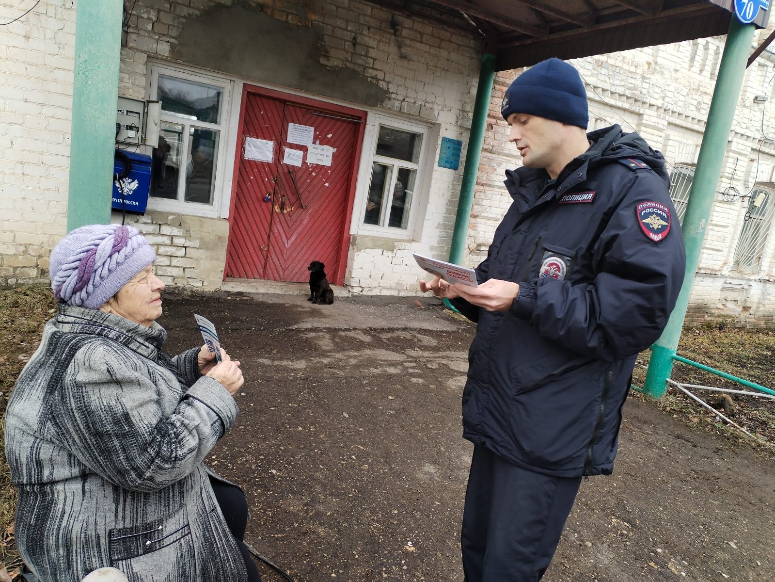 Участковый уполномоченный полиции рассказал сельчанам о способах защиты от действий дистанционных мошенников
