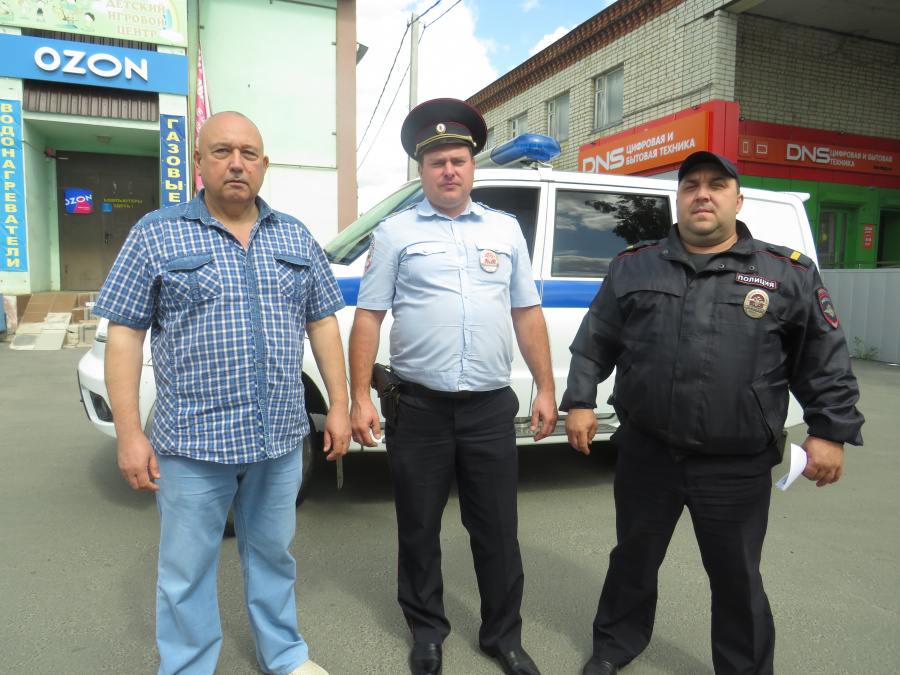 В Базарном Карабулаке сотрудники патрульно-постовой службы и общественники провели профилактическое мероприятие «Осторожно, мошенники!»