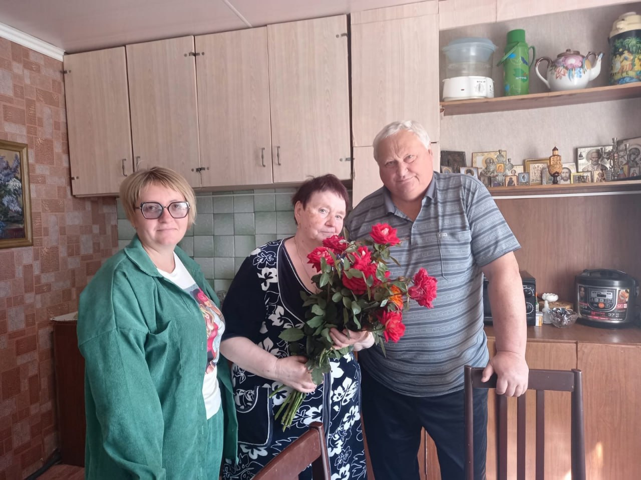 Врип главы администрации Липовского муниципального образования О. А. Быкова поздравила семейную пару Трошиных из Тепляковки с 50-летием со дня свадьбы