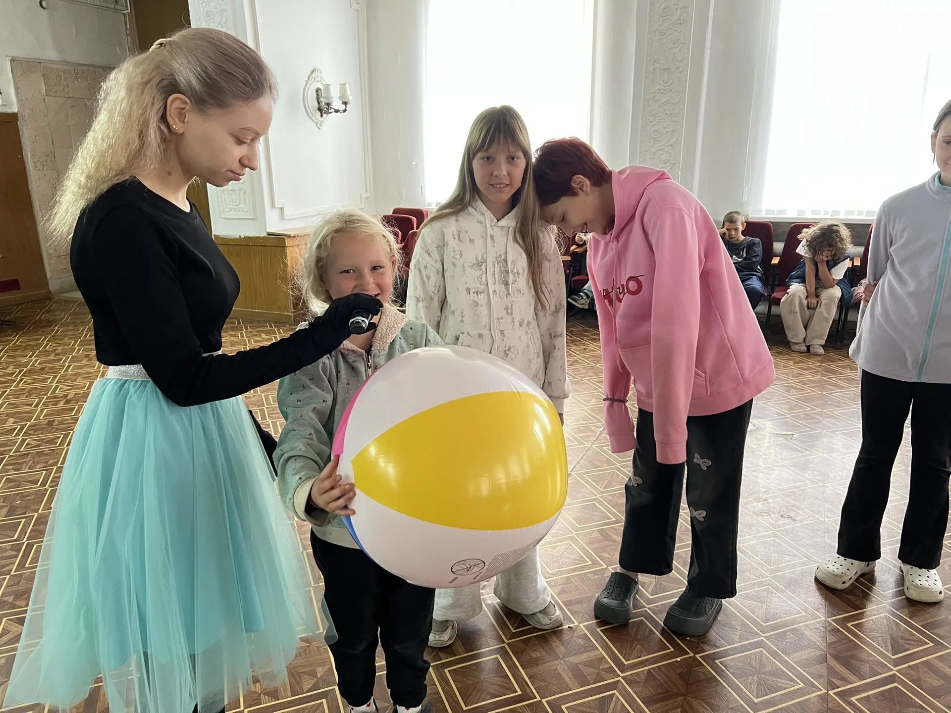 Культорганизатор РДК Карина Березина провела для детей 4-й смены оздоровительного комплекса «Ласточка» финальную летнюю развлекательно-игровую программу «Семицветик дружбы» 